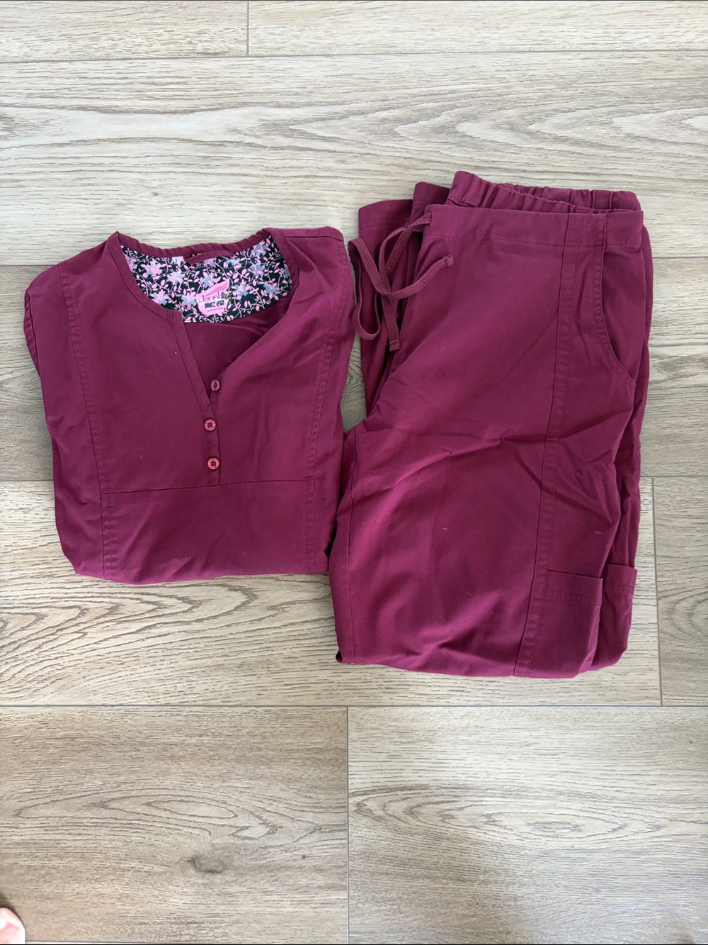 Dansko Women’s Burgundy Scrub Top & Jogger Pants women’s medium top and bottom!
